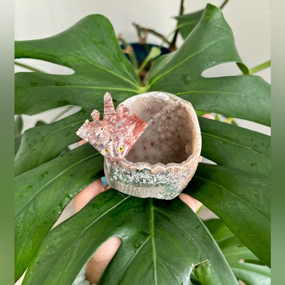 Stingray Carving on Pink Amethyst - Picture 6 of 7